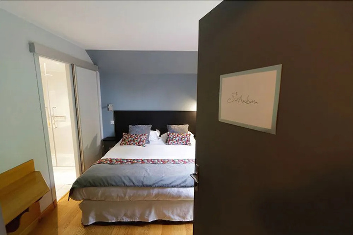 Room 6 of 18