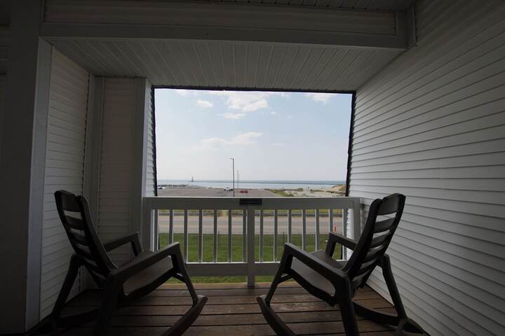 2 Bedrooms Traditional Suite King and Queen Bed Pool View Balcony (5 of 46)