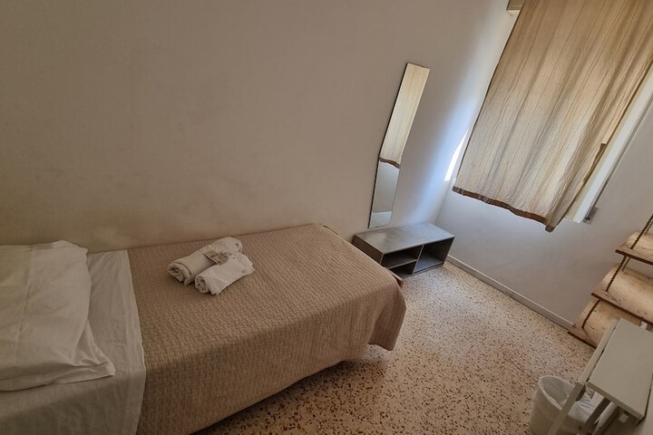 Room 2 of 7