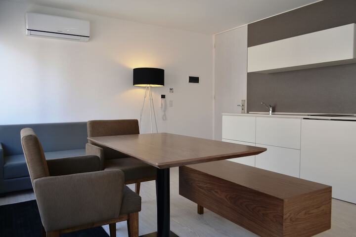 Lounge 14 of 25
