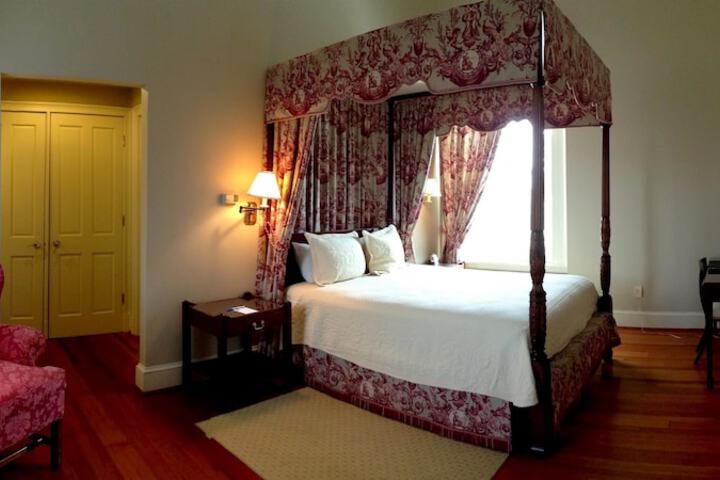 Deluxe Queen Bed (6 of 16)