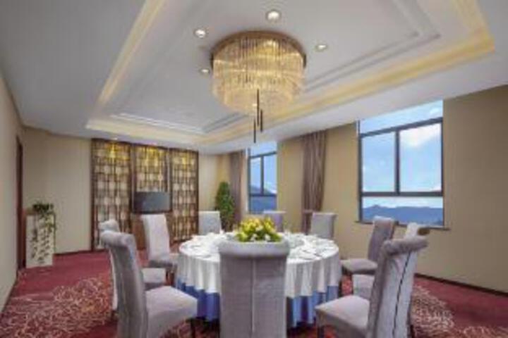 Dining 2 of 23