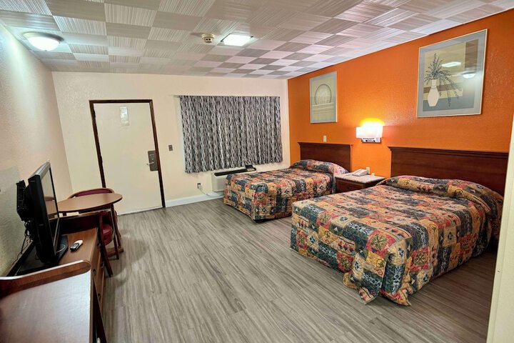 2 Double Beds (3 of 7)