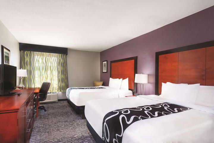 2 Queen Beds (2 of 10)