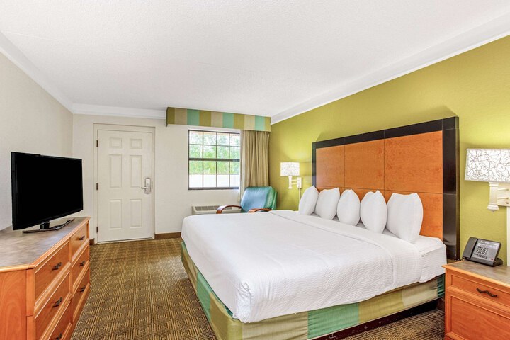 1 King Bed (1 of 11)