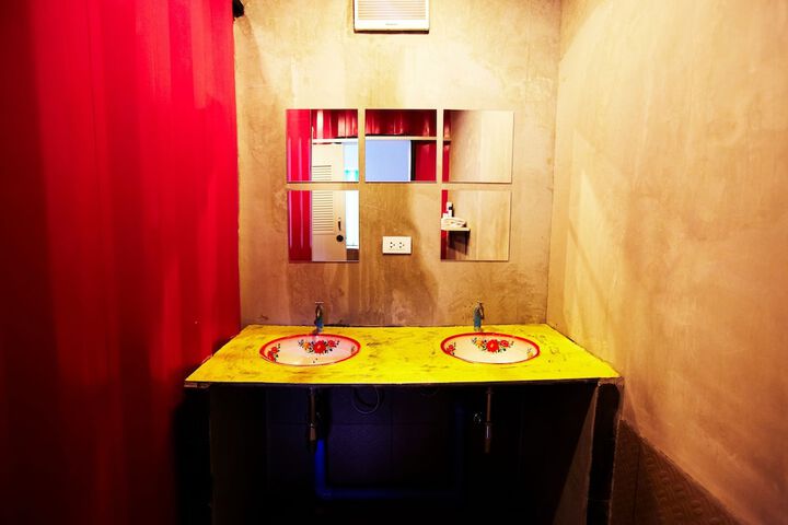 Room 15 of 37