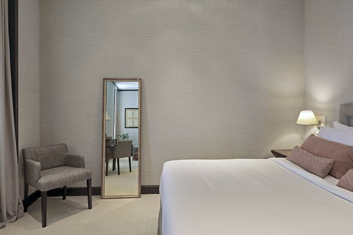 Room 10 of 29