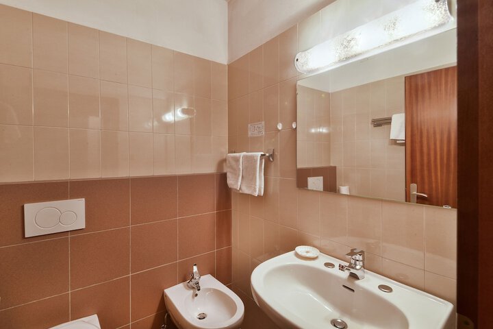 Room 15 of 46