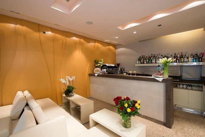 Lounge 40 of 53