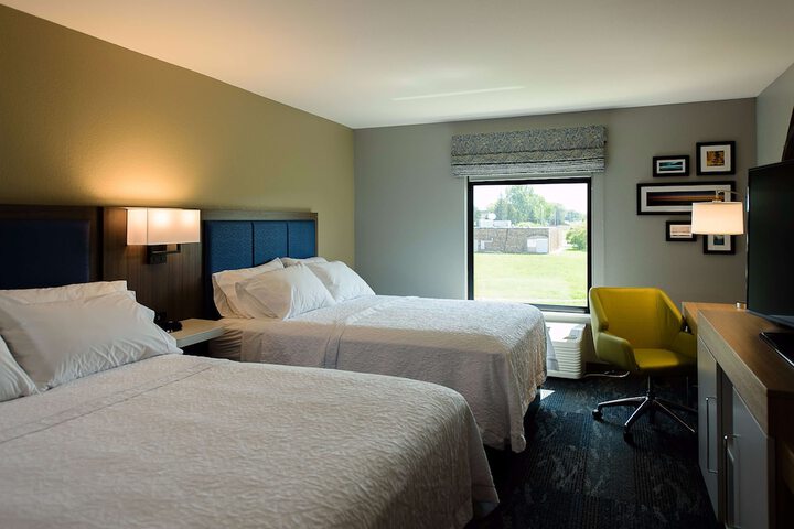 2 Queen Beds Mobility Hearing Accessible Tub (6 of 6)