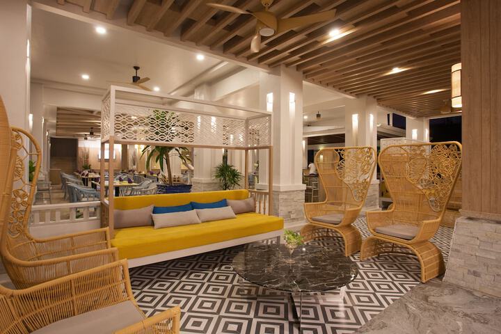 Entrance & Lobby