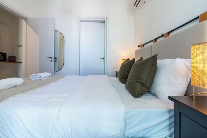 Room 6 of 210
