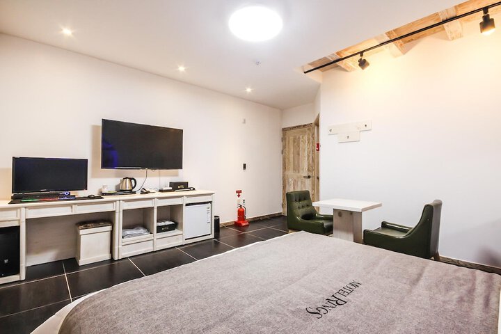 Room 18 of 42