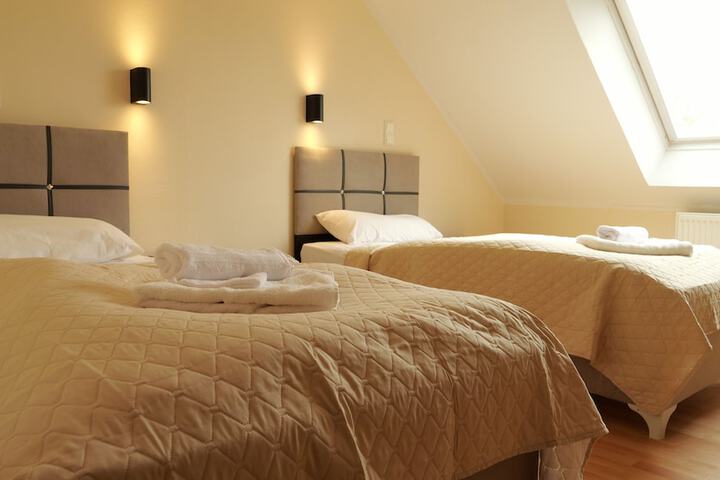 Room 4 of 28
