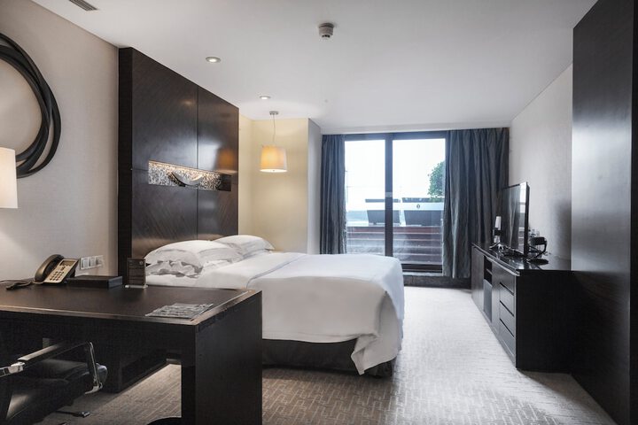 Room 21 of 136