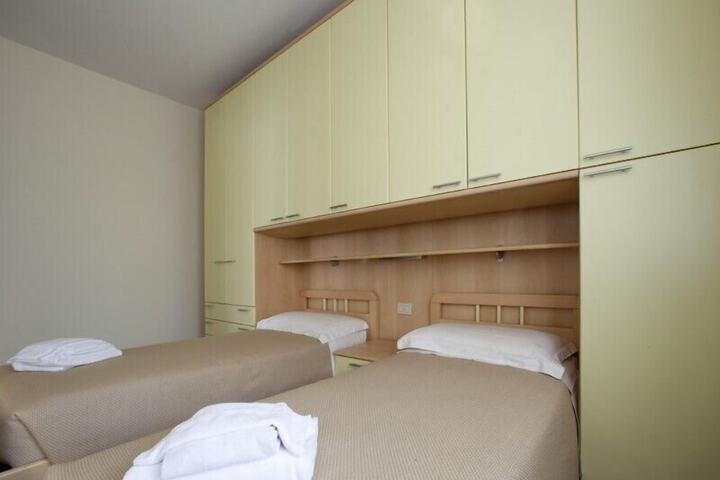 Room 3 of 41