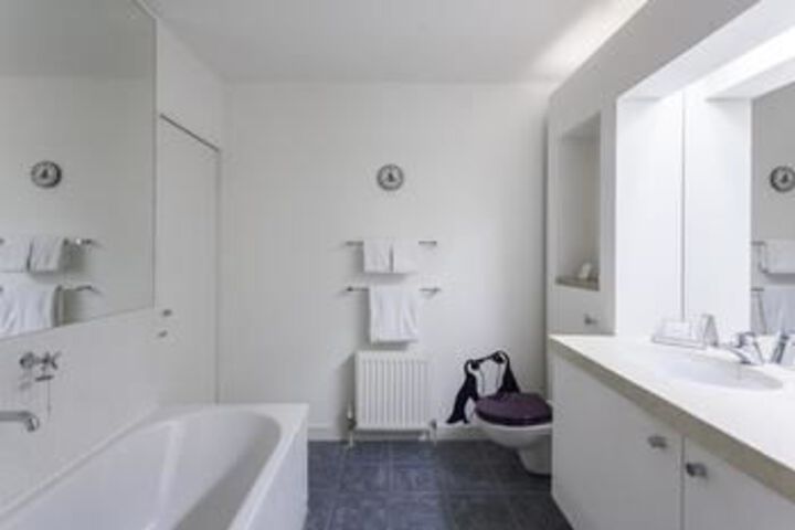Room 18 of 166