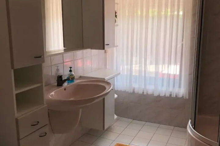 Room 5 of 8