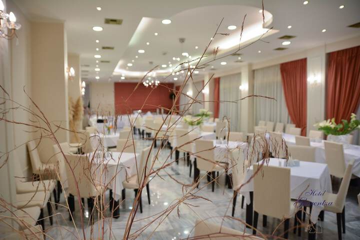 Dining 19 of 29