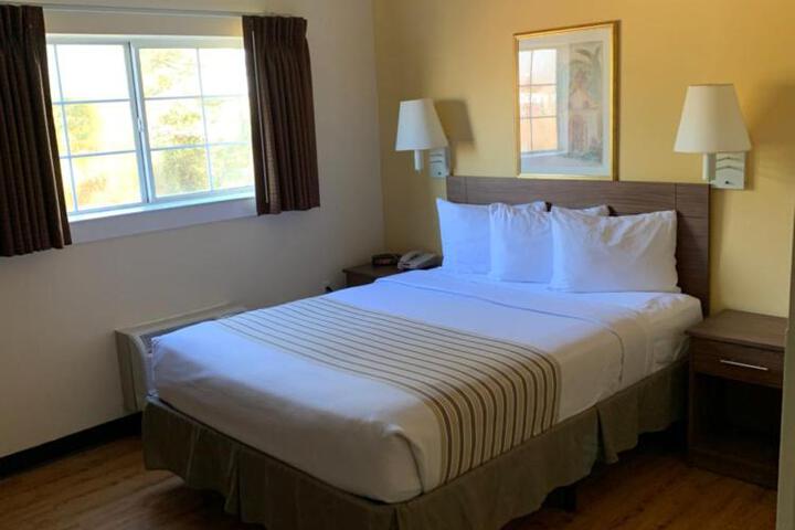 1 Queen Bed Refrigerator, Microwave (2 of 4)