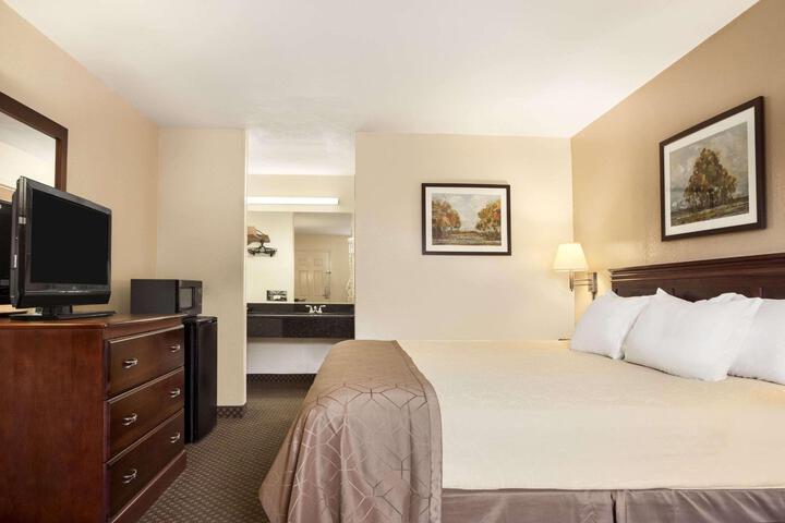 1 King Bed (10 of 13)