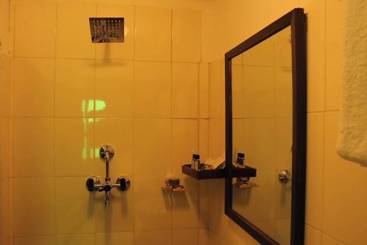 Room 9 of 28