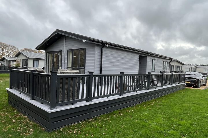 St Helens 2-bed Lodge, Sleeps 4, Pets Ok & Pool in Ryde