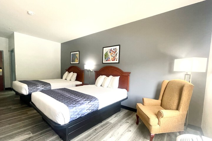 2 Queen Beds (3 of 5)