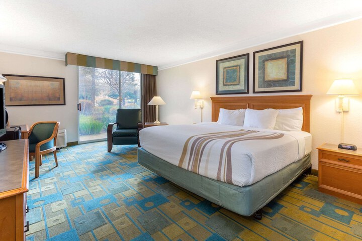 1 King Bed Deluxe Accessible Room Courtyard View (1 of 12)