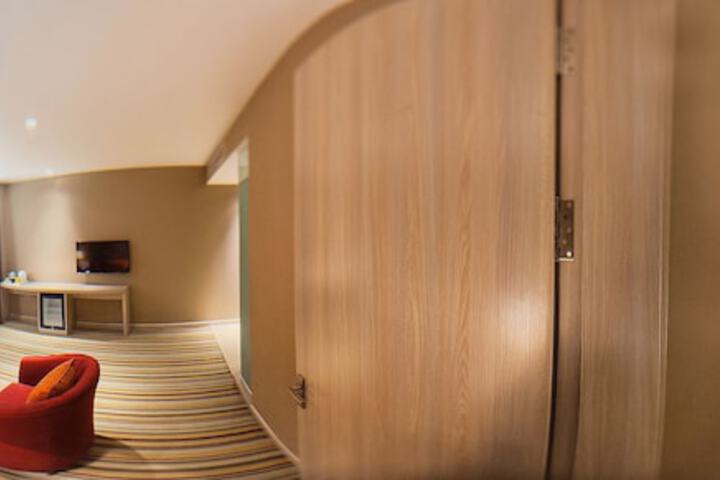 Room 5 of 87