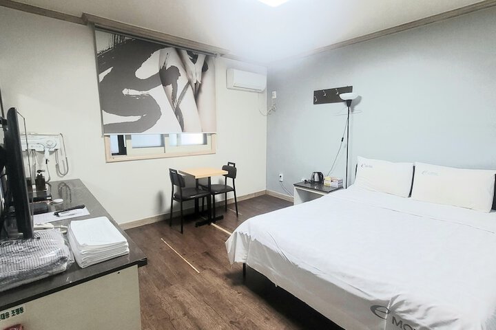 Room 4 of 18