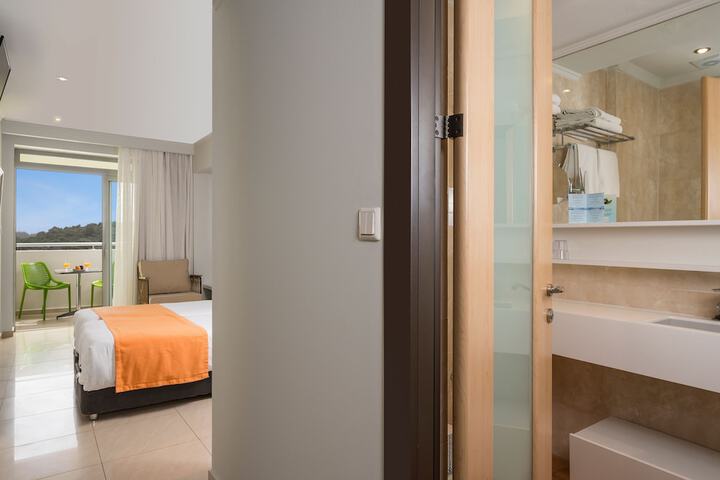 Room 10 of 121