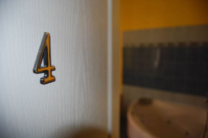 Room 7 of 106