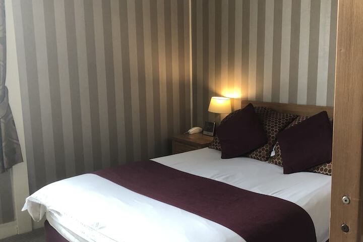 Room 18 of 100