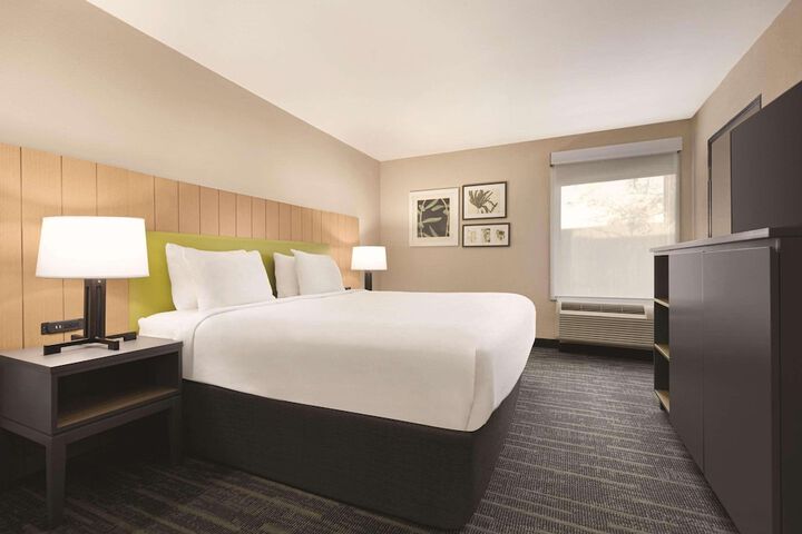 1 King Bed (1 of 11)