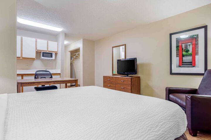 Studio Queen Bed (6 of 12)