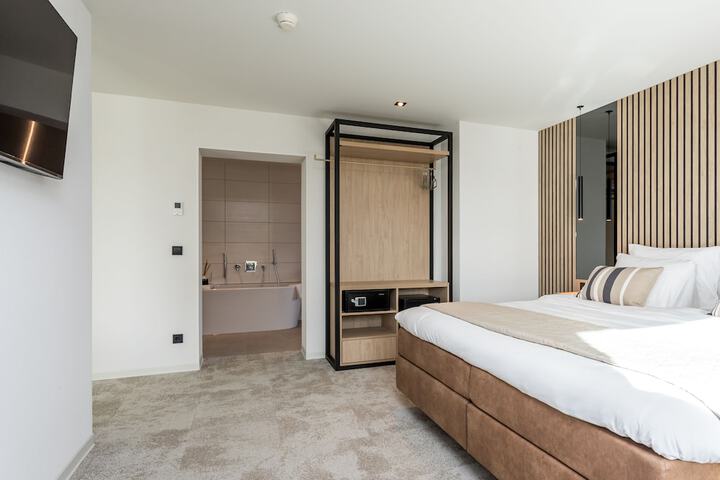 Room 13 of 82