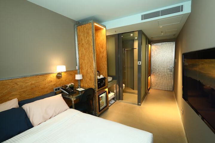 Room 8 of 40
