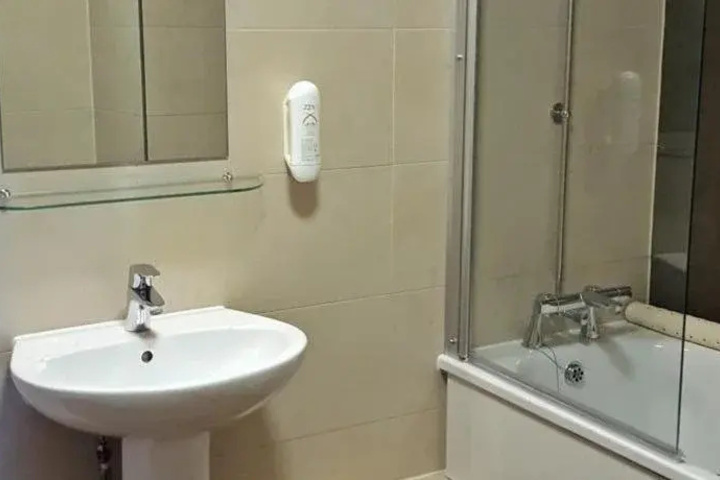 Room 6 of 18