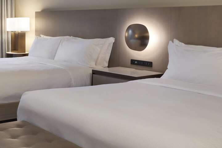 2 Queen Beds (5 of 15)