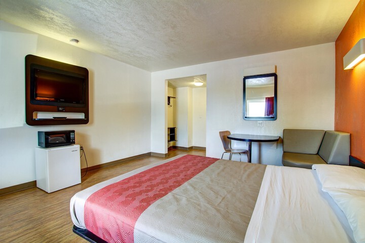 1 King Bed (2 of 12)