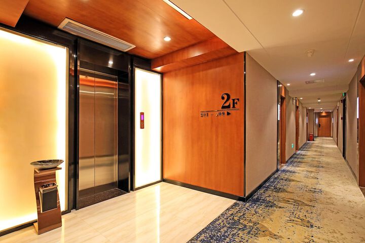 Ballroom/Hall 41 of 46