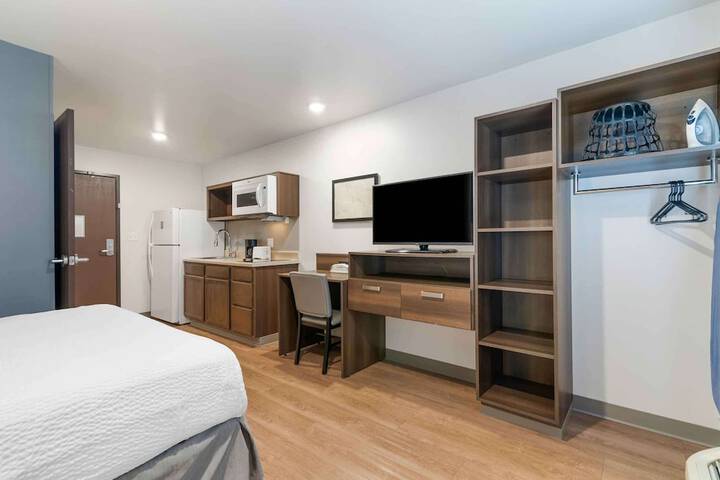 Studio Queen Bed (8 of 9)