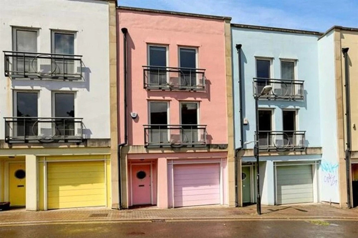 Modern & Trendy 4 Bed Townhouse in Bristol