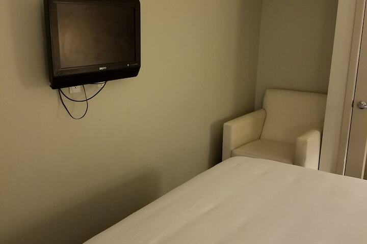 Room 16 of 190