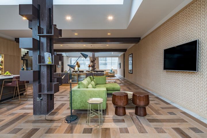 Lounge 89 of 121