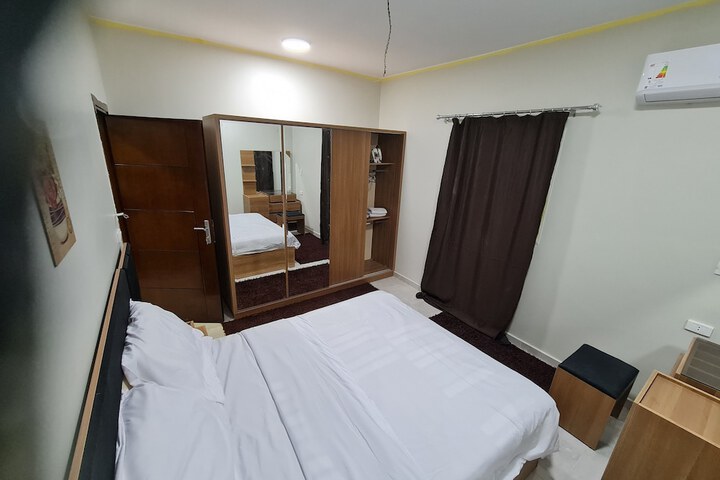 Room 4 of 12