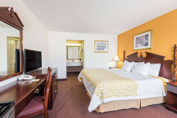 1 King Bed (2 of 10)