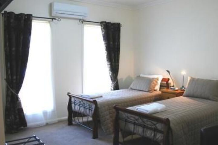 Room 4 of 9