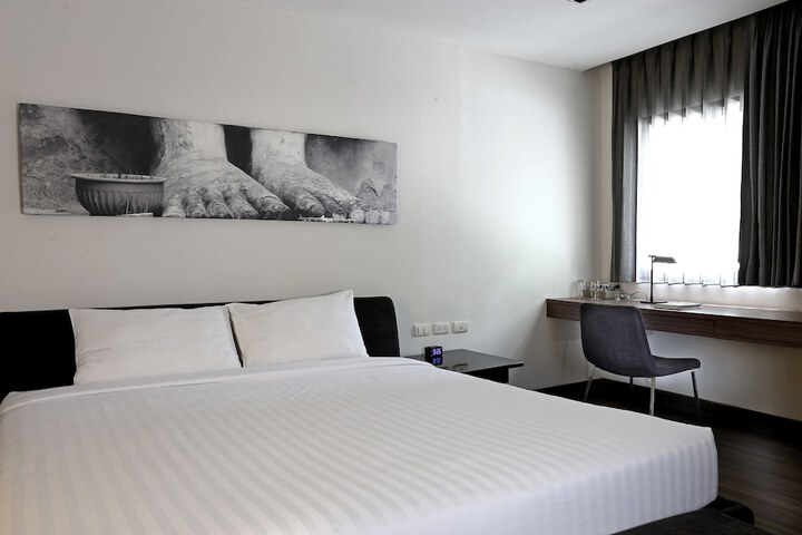 Room 3 of 53